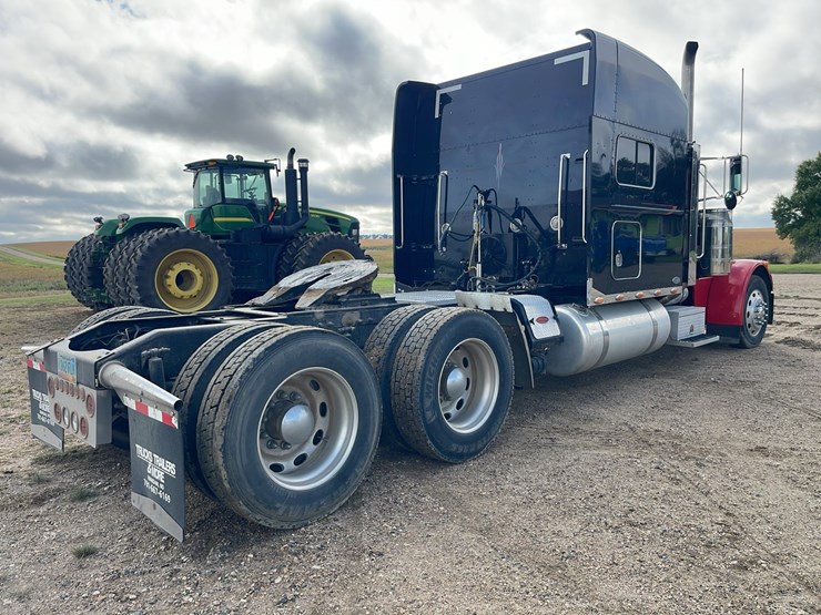 peterbilt-389-image-16