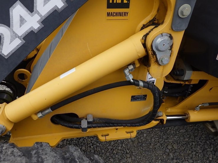 2014-deere-244j-image-13