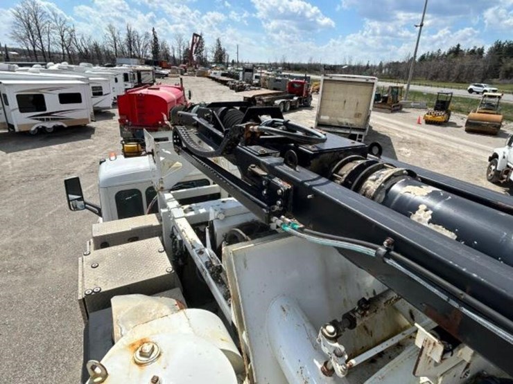 2014-peterbilt-567-image-73