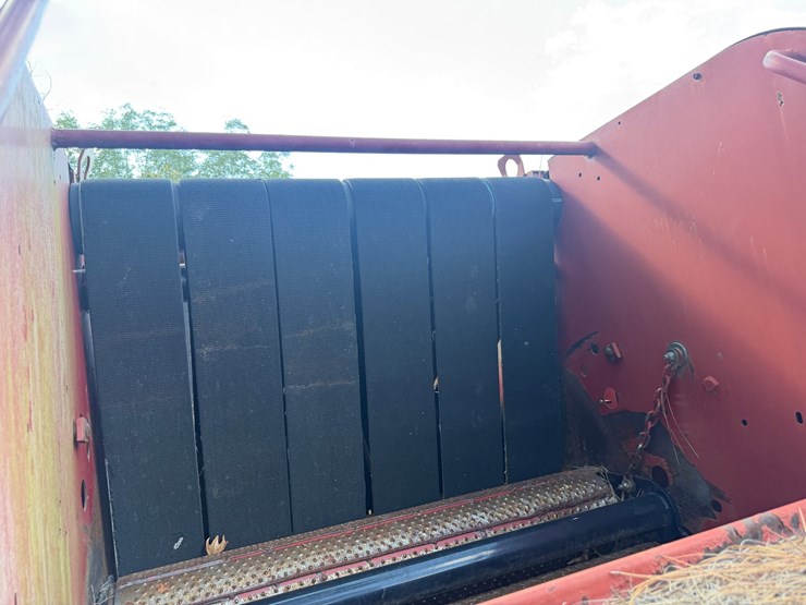 new-holland-br740a-image-37