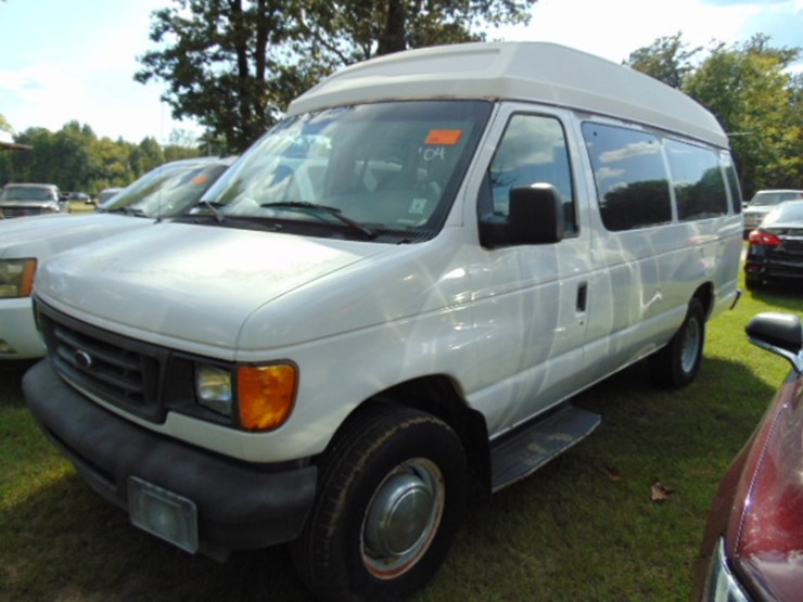 2004-ford-e350-image-1