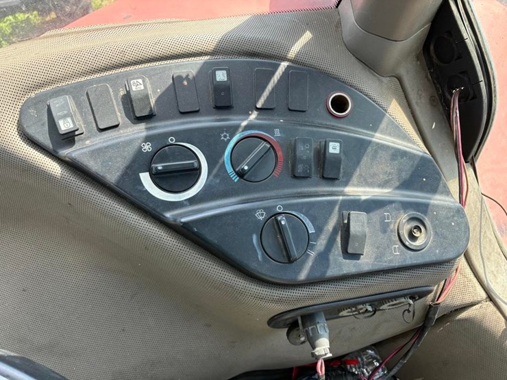 case-ih-magnum-235-image-24