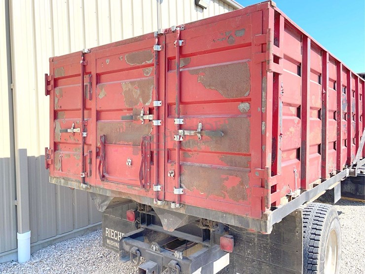 2002-chevrolet-c7500-single-axle-grain-truck-image-26