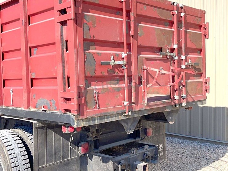2002-chevrolet-c7500-single-axle-grain-truck-image-67
