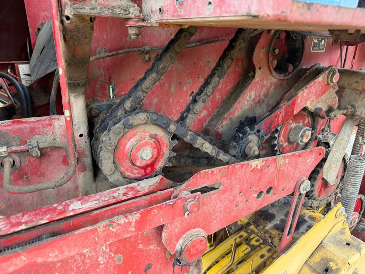 new-holland-br740a-image-58