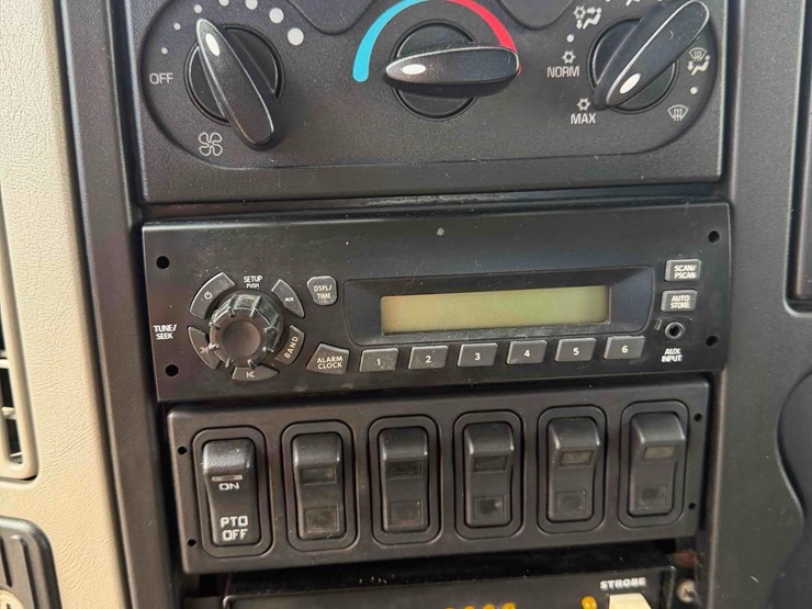 2011-international-4300m7-flat-bed-image-24