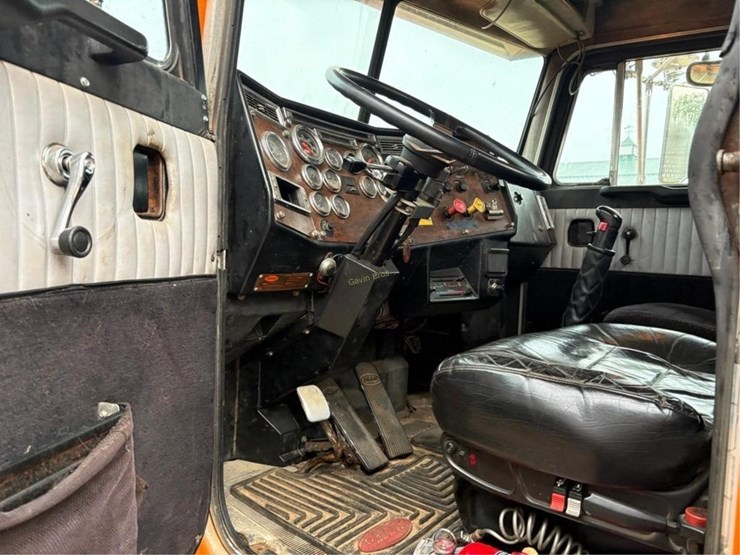 1988-peterbilt-379-image-11