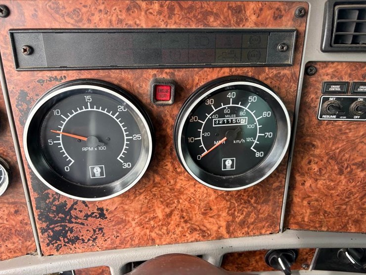 2003-kenworth-t300-image-15