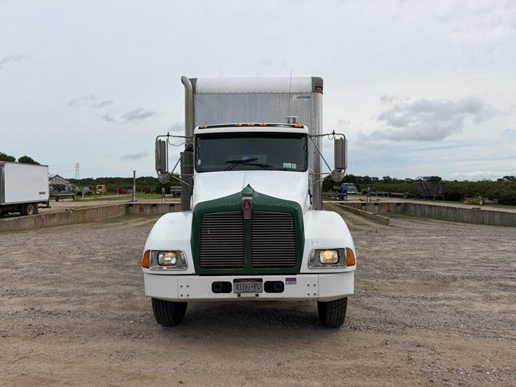 2003-kenworth-t300-image-10