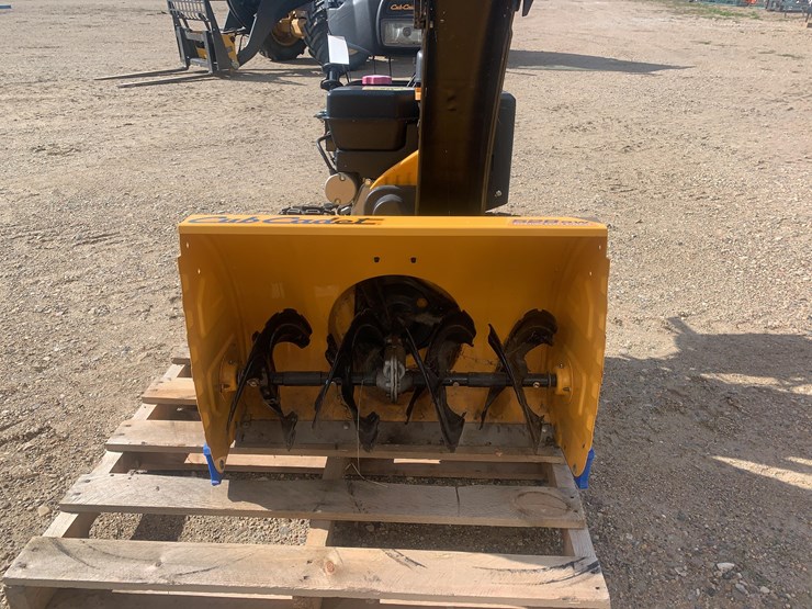 cub-cadet-528sw--snow-blower-image-2