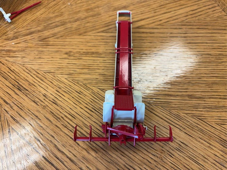 1/16-farmall-560-with-2-mh-corn-picker-precision-series-#14-image-5