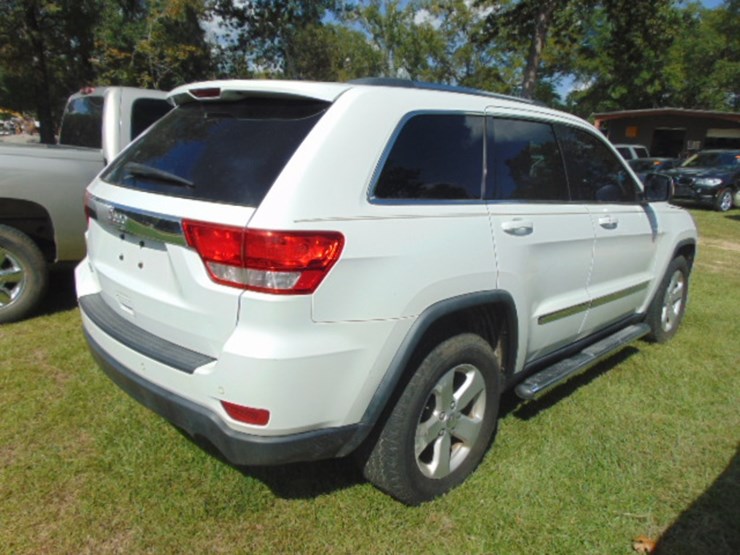 2013-jeep-grand-cherokee-laredo-image-2