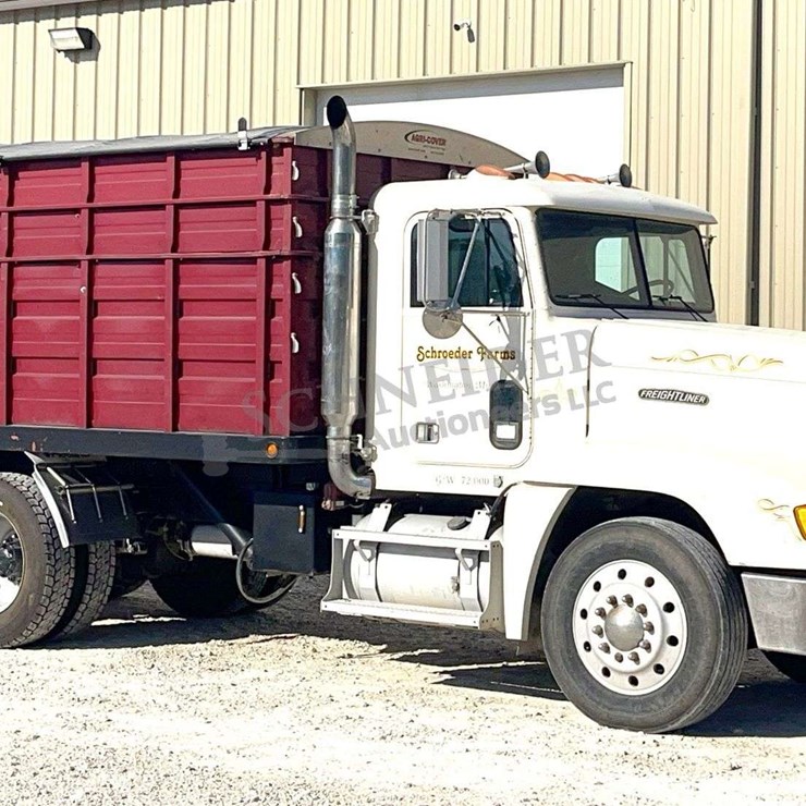 1989 Freightliner tandem axle grain truck