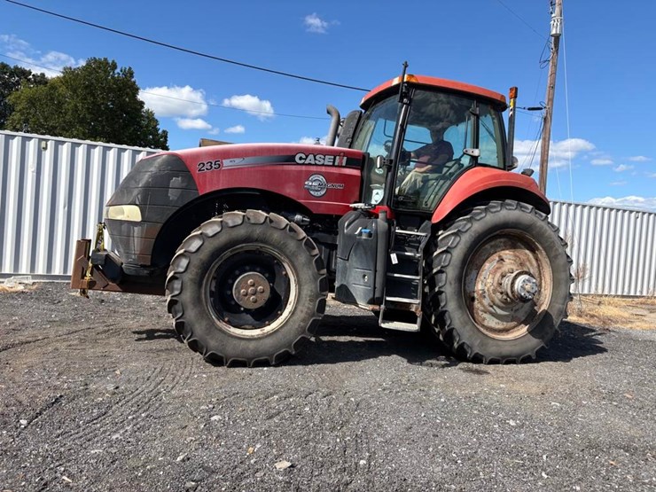 case-ih-magnum-235-image-2