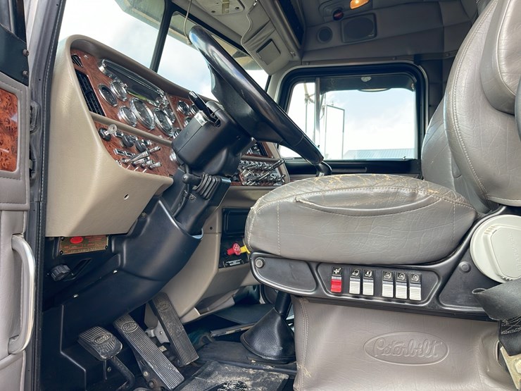 peterbilt-389-image-38
