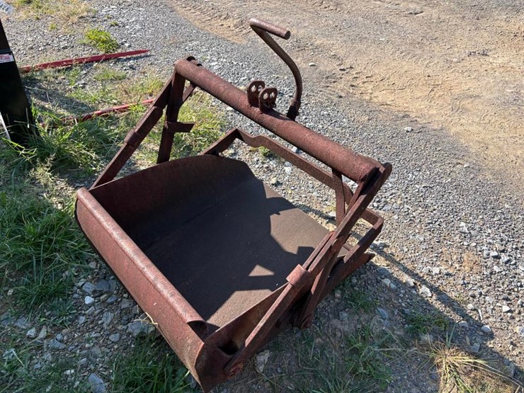 3pt-hitch-dirt-scoop-image-3