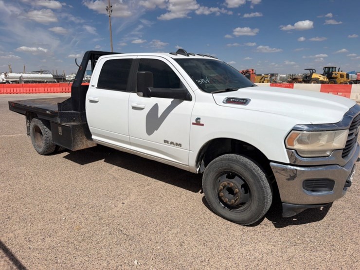 2021-dodge-ram-3500-image-3