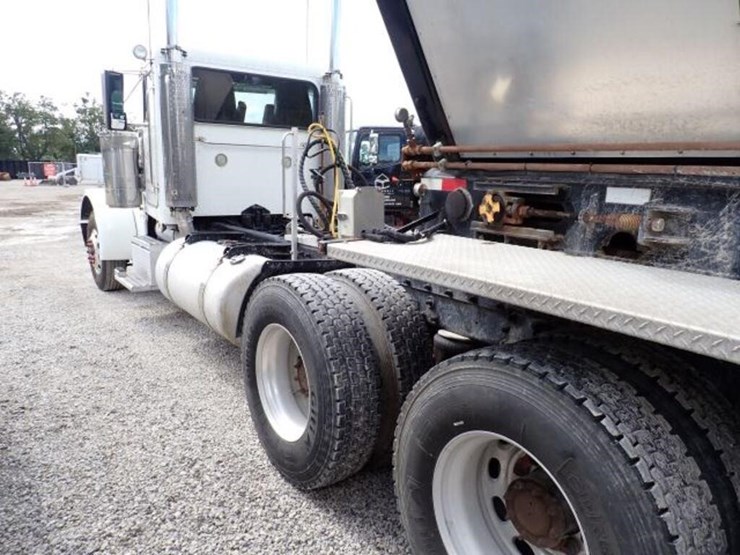 2004-peterbilt-379-image-14