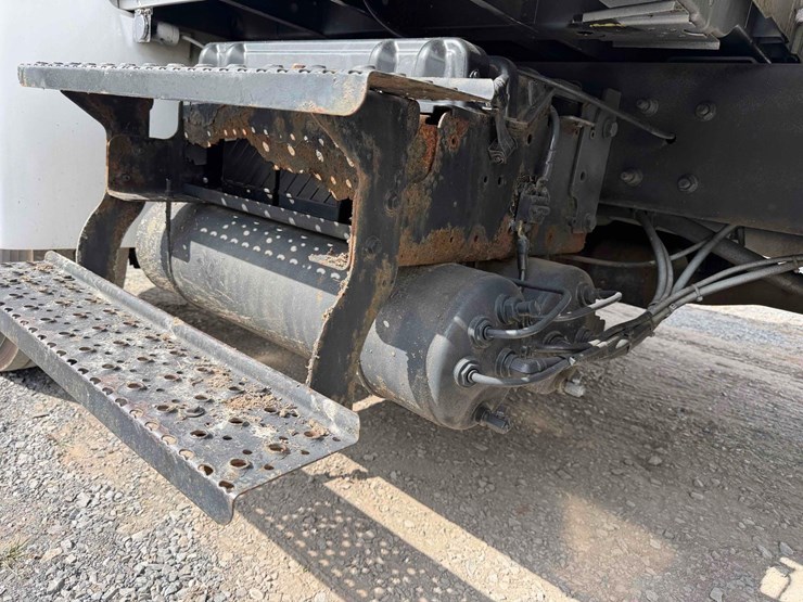 2013-international-4300m7-chipper-truck-image-18