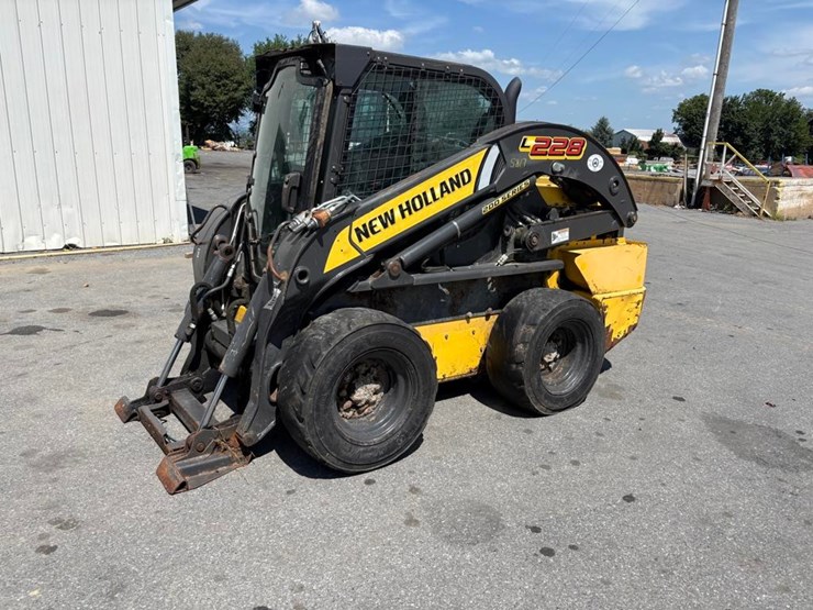 new-holland-l228-image-2