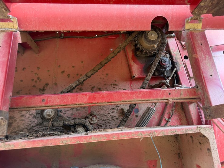 new-holland-br740a-image-55