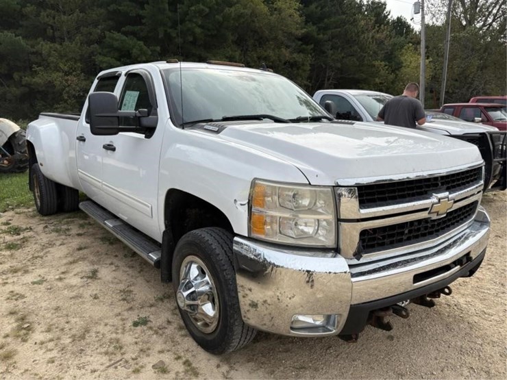 2010-chevrolet-3500-image-2