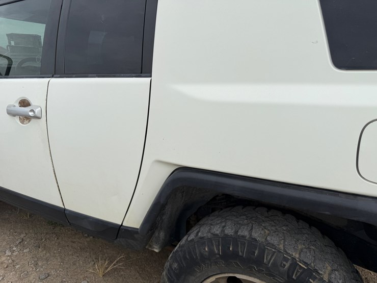 2011-toyota-fj-cruiser-image-17