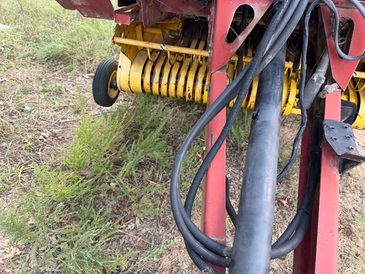 new-holland-br740a-image-68