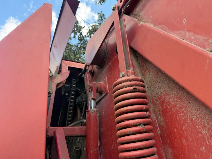 new-holland-br740a-image-21