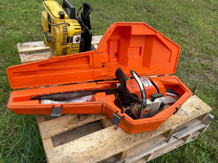 #5402-•-(1)-john-deere-leaf-blower-&-(2)-stihl-chain-saws-image-2