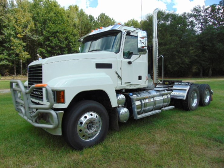 2019-mack-pinnacle-64t-image-1