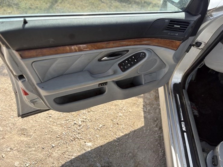 l1---2001-bmw-530i-image-11