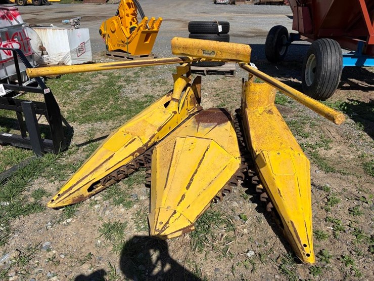 new-holland-824-image-1