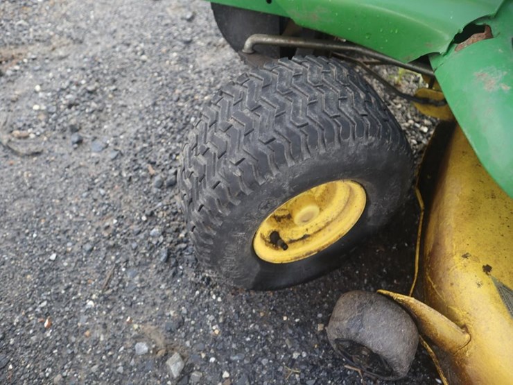 john-deere-lt155-riding-mower-image-11