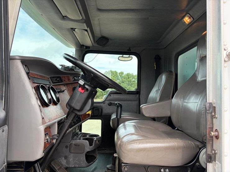 2003-kenworth-t300-image-14