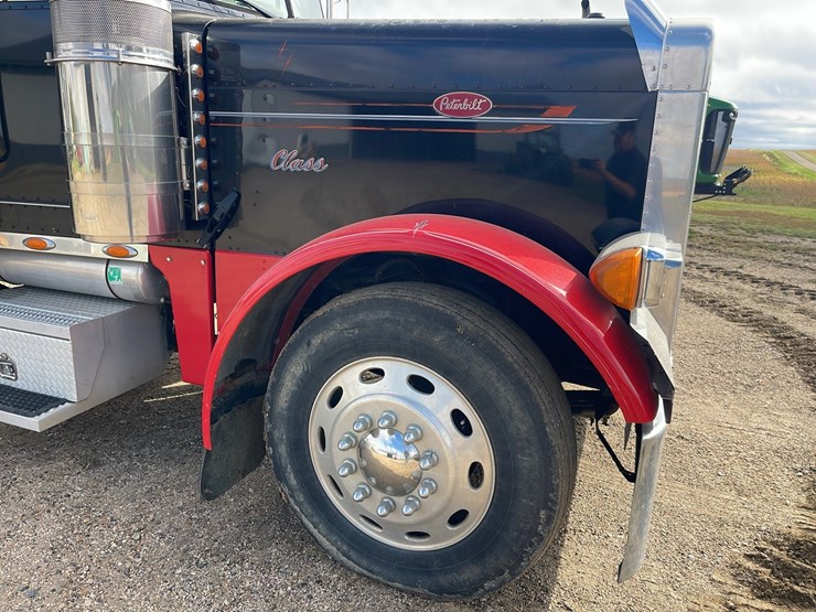 peterbilt-389-image-5