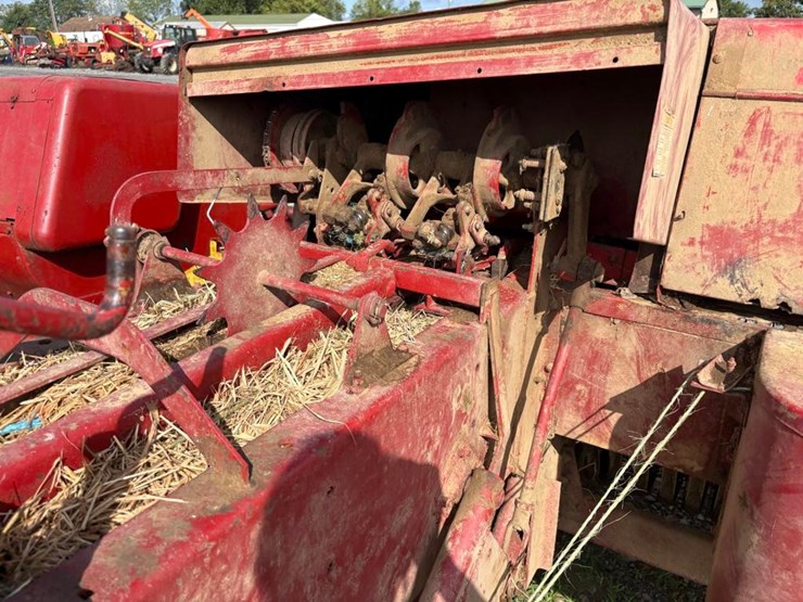 new-holland-275-image-5