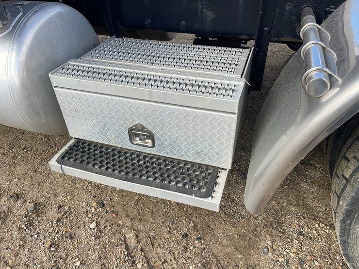 peterbilt-389-image-30
