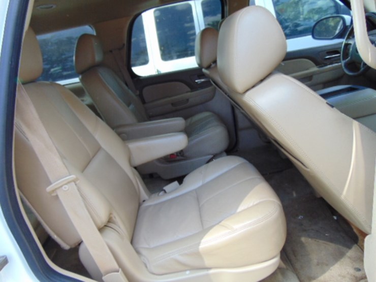 2011-chevrolet-tahoe-image-4