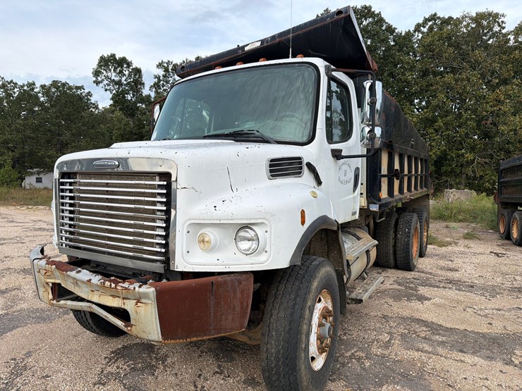 2007-freightliner-m2-106-image-1