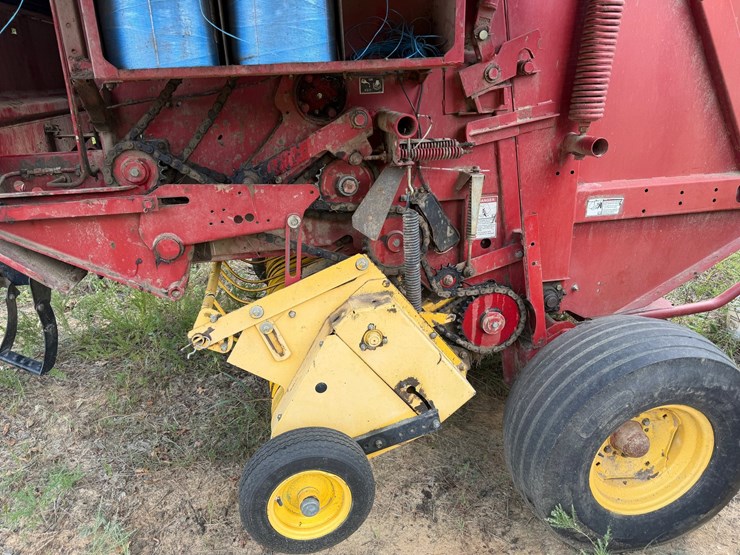 new-holland-br740a-image-52