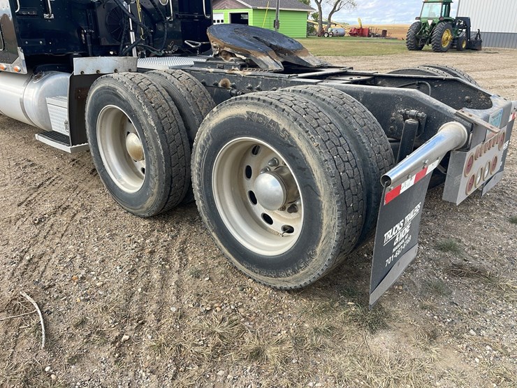 peterbilt-389-image-25