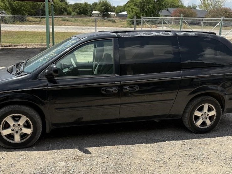 2005-dodge-grand-caravan-sxt-image-1
