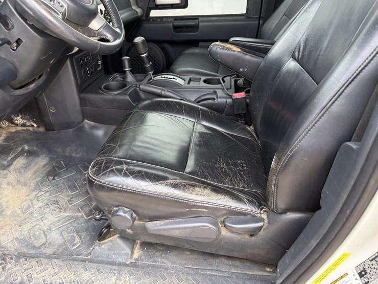2011-toyota-fj-cruiser-image-22