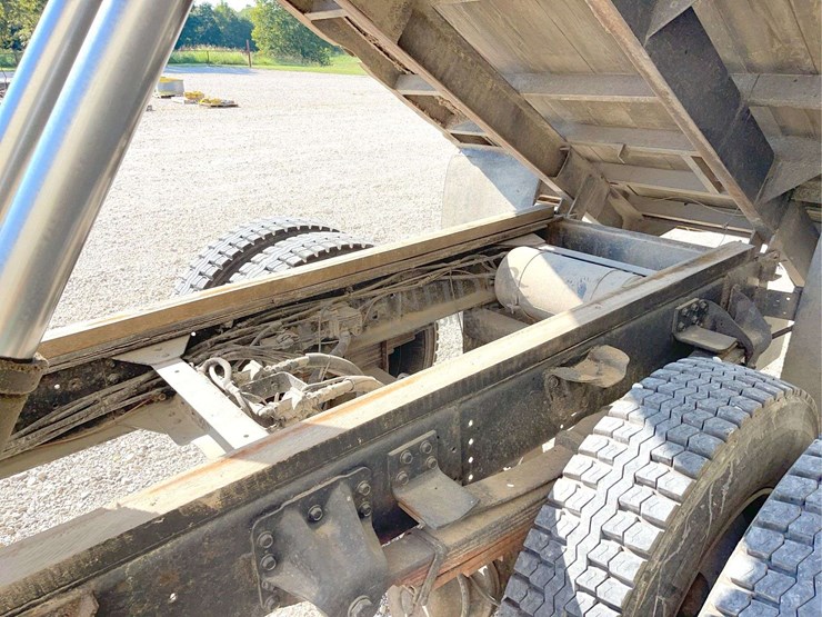 2002-chevrolet-c7500-single-axle-grain-truck-image-63