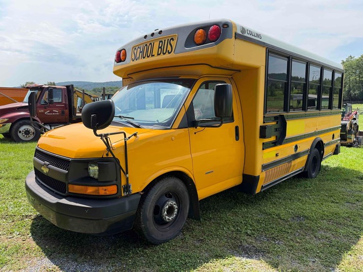 2012-chevrolet-20-passenger-school-bus-image-1