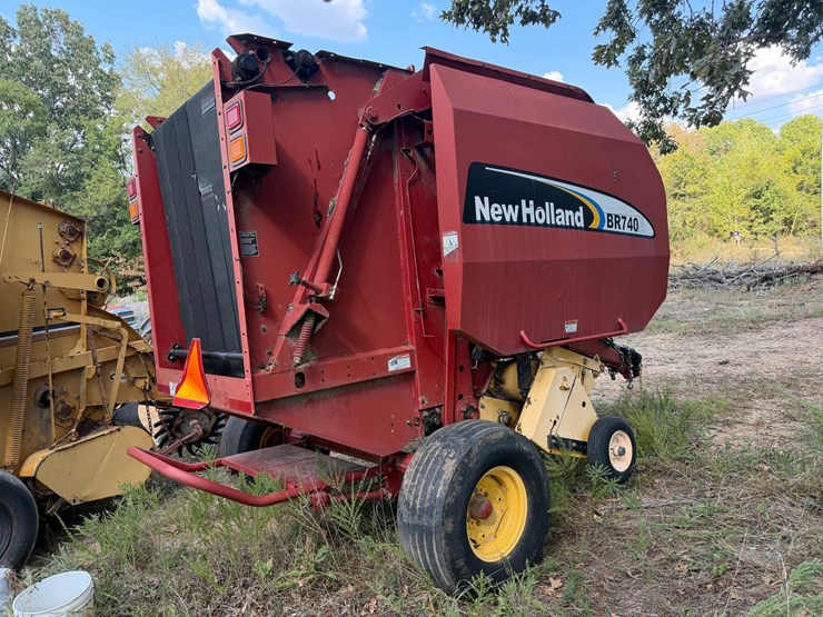 new-holland-br740a-image-3