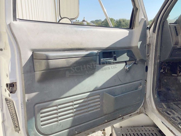 2002-chevrolet-c7500-single-axle-grain-truck-image-42
