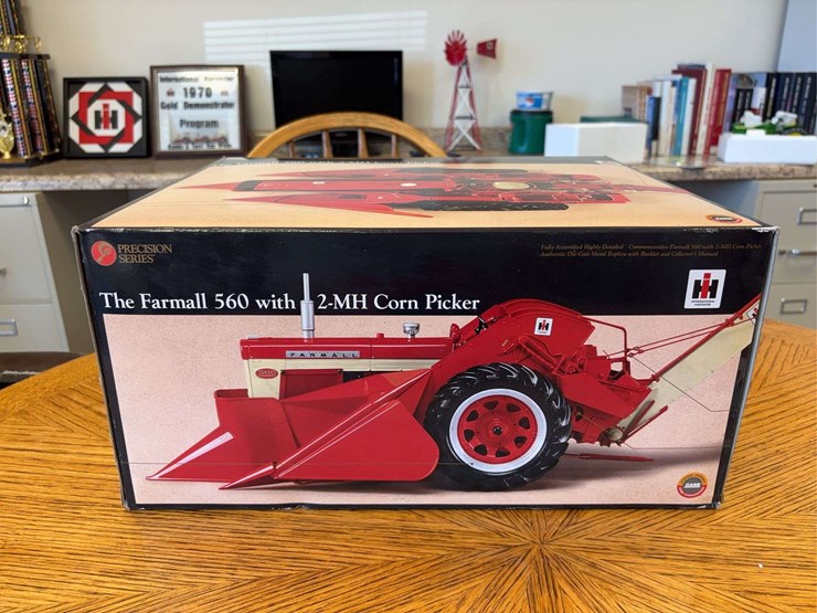 1/16-farmall-560-with-2-mh-corn-picker-precision-series-#14-image-22