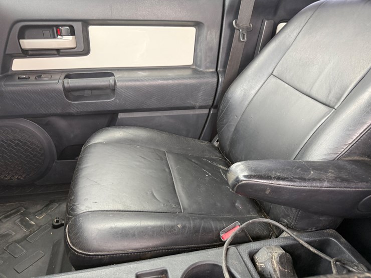 2011-toyota-fj-cruiser-image-27